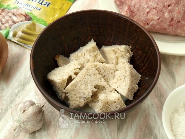 Замочить хлеб в молоке