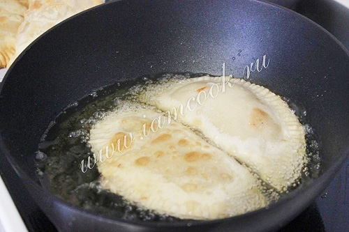 Жарим чебуреки с мясом