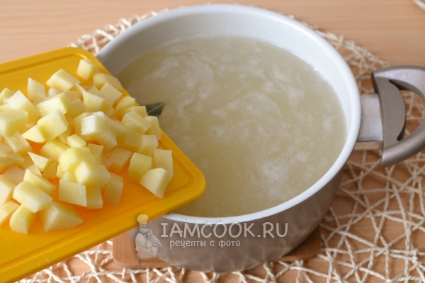 Положить картофель в кастрюлю с водой