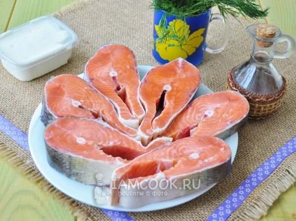 Нарезать рыбу на куски