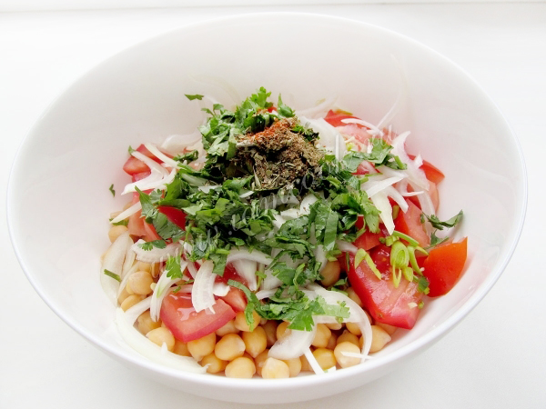 Острый овощной салат из нута