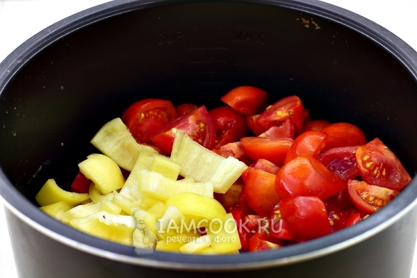 Добавить перец и помидоры