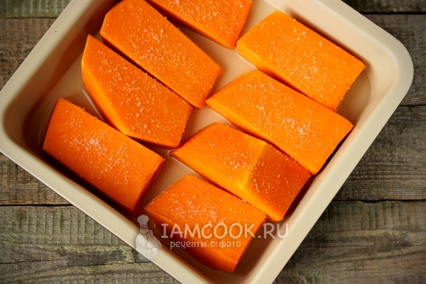 Посыпать тыкву сахаром