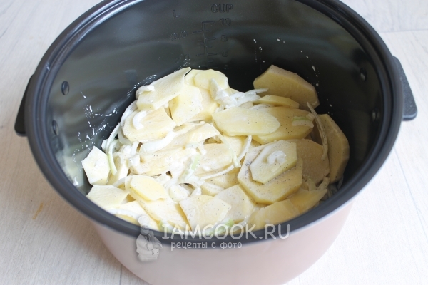 Уложить картофель в мультиварку
