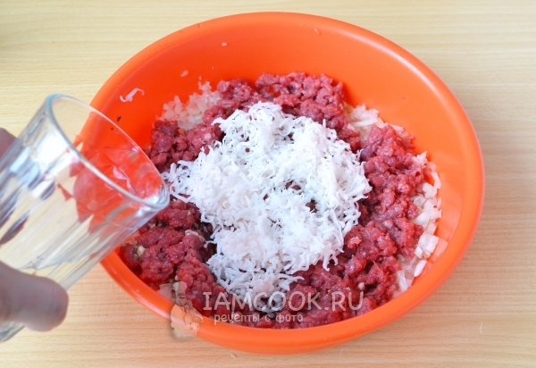 Добавить сало и бульон