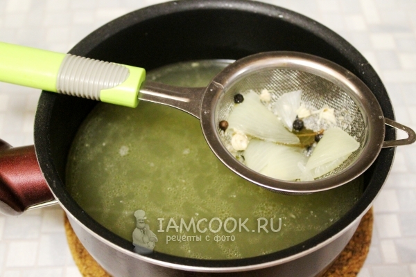 Процедить бульон