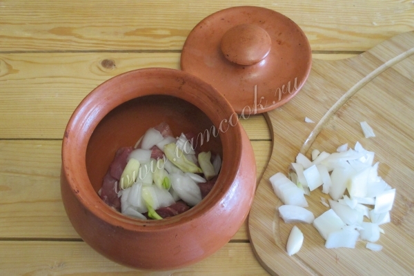 Добавить репчатый лук