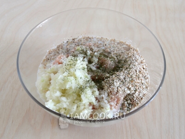 Положить сливки, лук и укроп