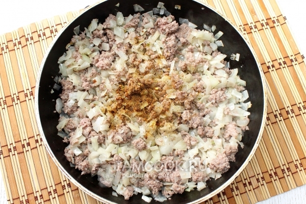 Пожарить фарш и овощи