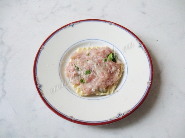 Выложить фарш на вафлю