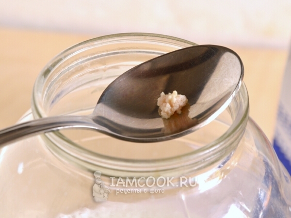 Положить в молоко грибы