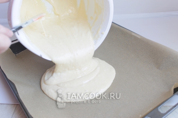 Переложить тесто на противень