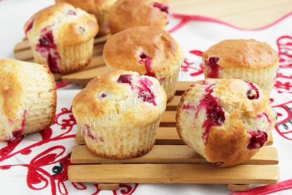Готовые кексы с ягодами