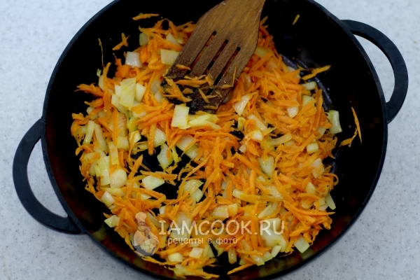 Пожарить лук и морковь