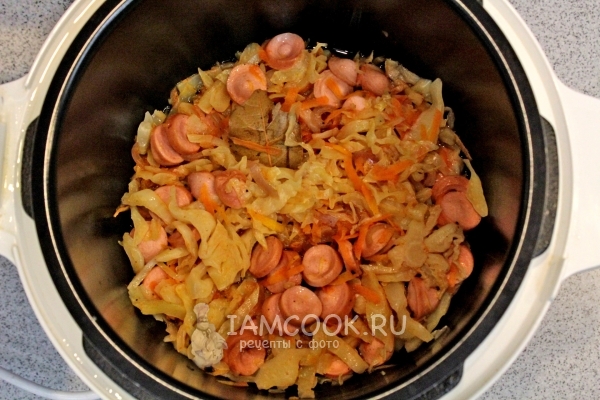 Капуста с сосисками в мультиварке