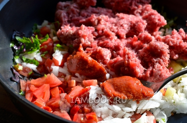 Добавить фарш и томатную пасту