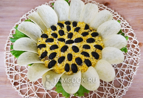 Фото салата «Подсолнух» с курицей, чипсами и грибами