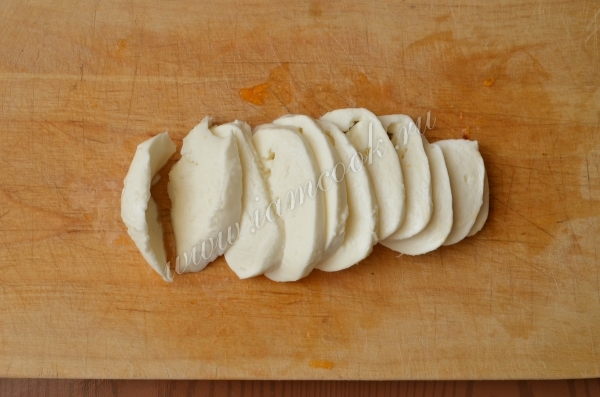 Порезанный сыр моцарелла