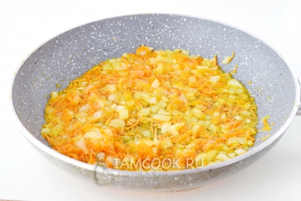 Обжарить лук с морковью