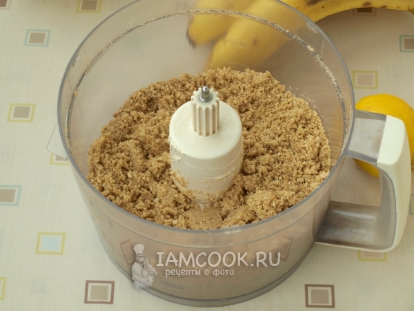 Измельчить печенье с грецкими орехами и маслом