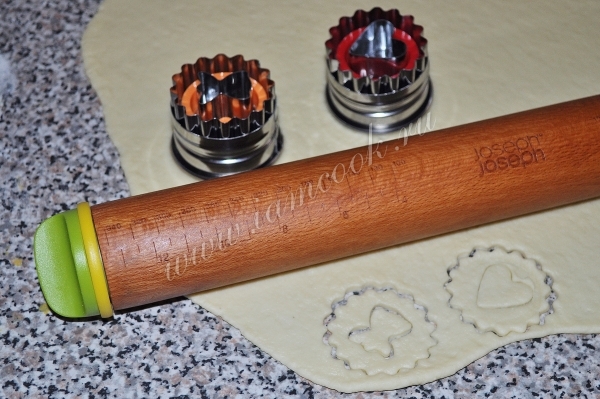 Раскатать тесто и вырезать заготовки