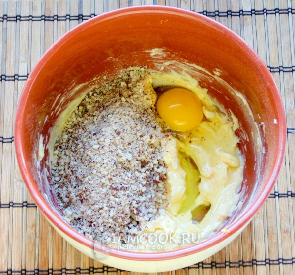 Добавить орехи и яйца