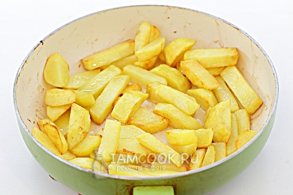 Обжарить картофель