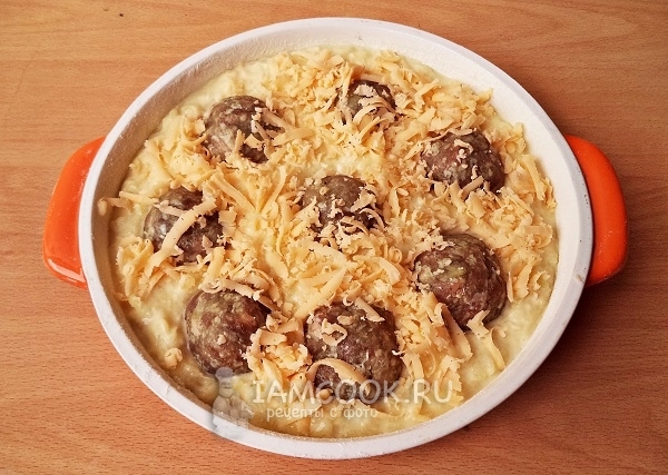 Посыпать пирог сыром