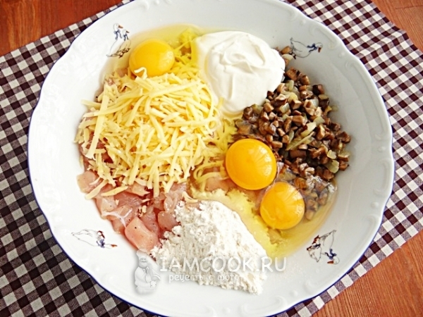 Соединить ингредиенты для котлет