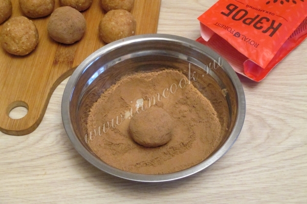 Обвалять пирожное в кэробе