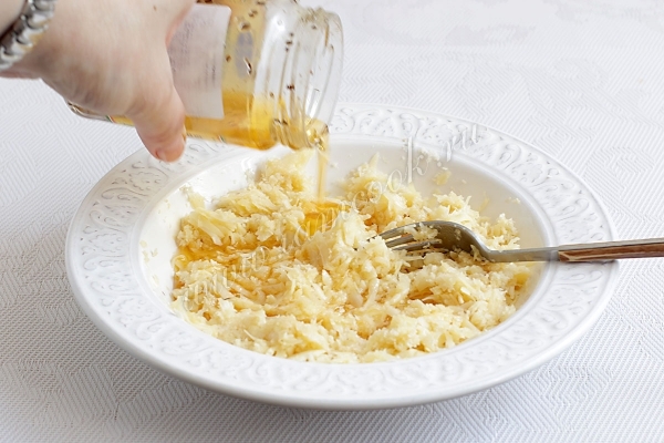 Яйцо с сыром и сухарями