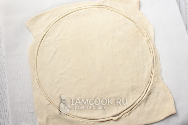 Тесто раскатать и вырезать