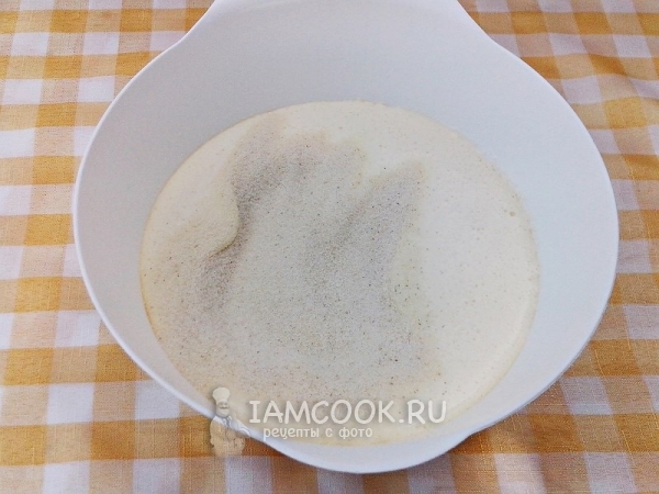 Смешать соду, муку и манку