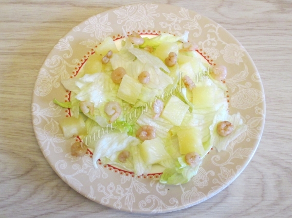 Листья салата с креветками