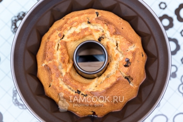 Готовый кокосовый кекс с вяленой черникой