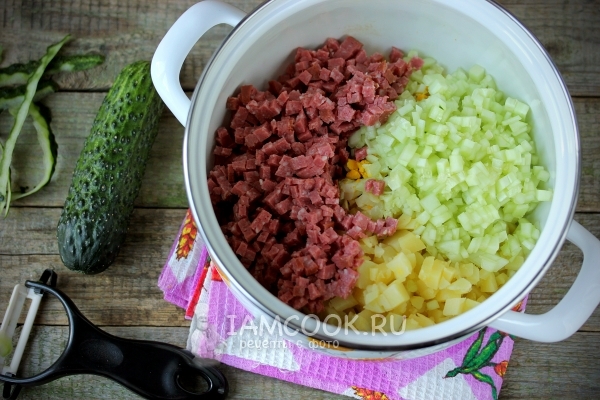 Добавить огурцы и колбасу