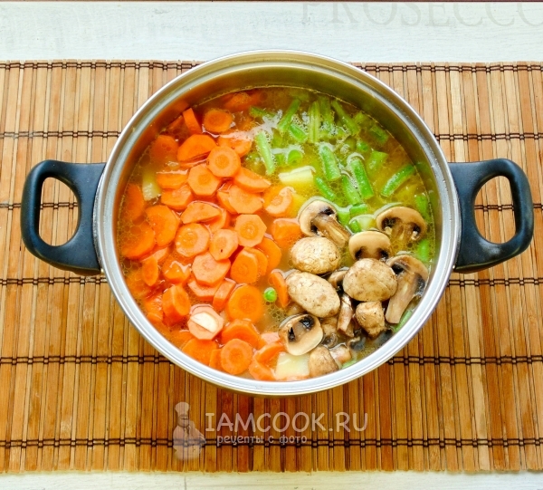 Добавить овощи, грибы и бульон