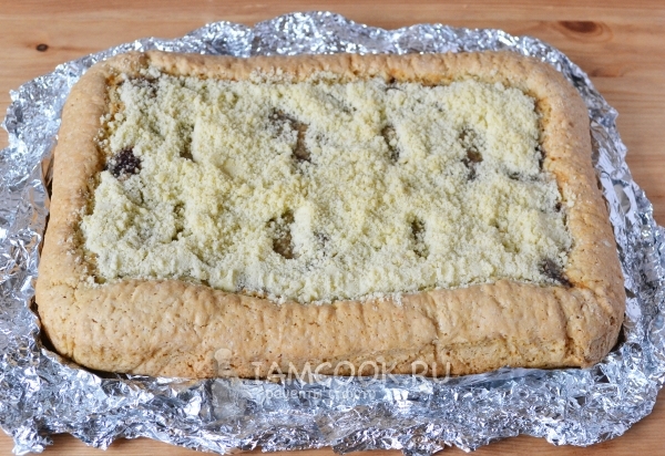 Готовый пирог с вареньем на скорую руку