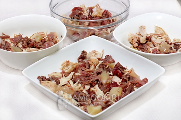 Мясо разложить по тарелкам