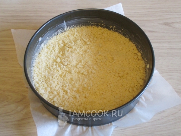 Положить в форму часть мучной крошки