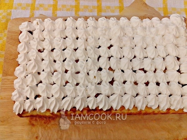 Украсить взбитыми белками с сахаром