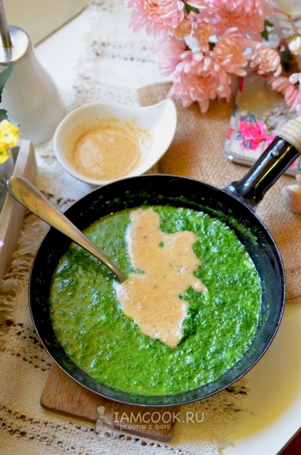 Шпинат с арахисово-кунжутной пастой