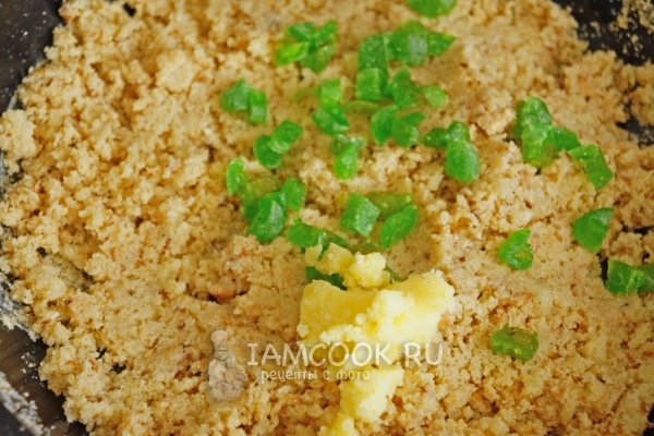 Добавить масло и цукаты