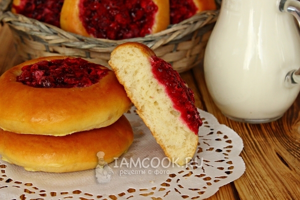 Готовые ватрушки с брусникой