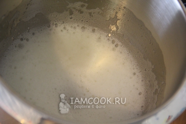 Взбить белок с сахаром и крахмалом