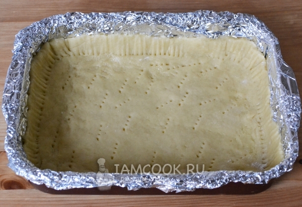 Выложить тесто в форму