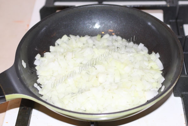 Лук в сковороде