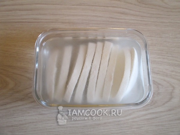 Уложить сыр в солевой раствор