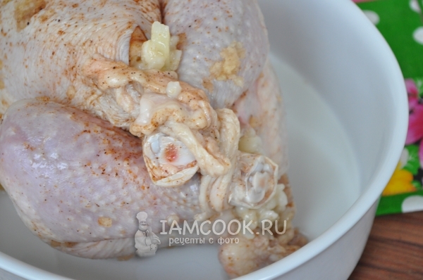 Уложить ножки курицы одна на одну