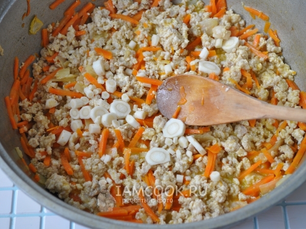 Положить фарш